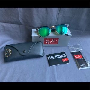 Ray-ban clubmaster
Sand Havana on Gold/Grey Mirror Green , 51 Millimeters